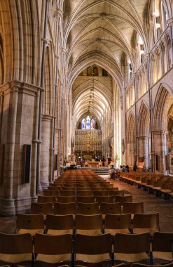 Londra, İngiltere - 11 Ağustos 2018: Southwark Katedrali 'ndeki muhteşem gotik kemer ve portallar, Londra