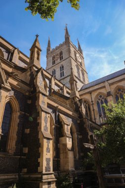 Londra, İngiltere - 11 Ağustos 2018: Muhteşem gotik Southwark Katedrali, Londra, mavi güneşe karşı çekilmiş