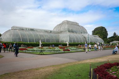 Londra, İngiltere - 11 Ağustos 2018::: Güzel Kew Bahçeleri ve tropikal bitkilerle dolu cam evler, Londra 'nın en bilinen yerlerinden biri.