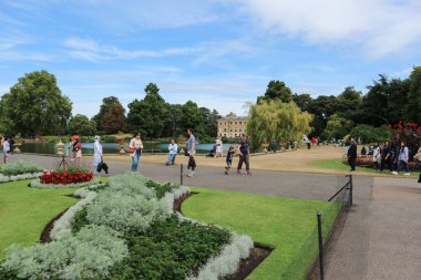 Londra, İngiltere - 11 Ağustos 2018: Kew Gardens 'da yürüyen mutlu turistler, harika kraliyet bahçeleri, Londra' nın popüler turizm beldeleri