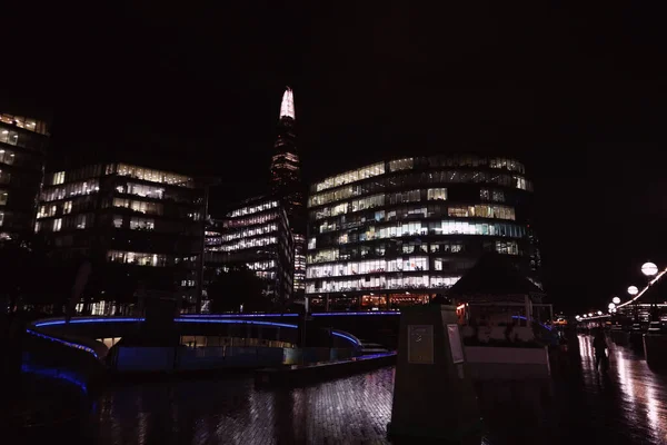 Londra, İngiltere - 9 Ağustos 2018: Thames nehir kıyısındaki Parça Parçası gibi güzel Londra şehir simgeleri