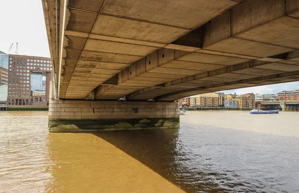Лондон Англия Августа 2018 Года Прогулка Лондонским Мостом Написанная Колонне — стоковое фото