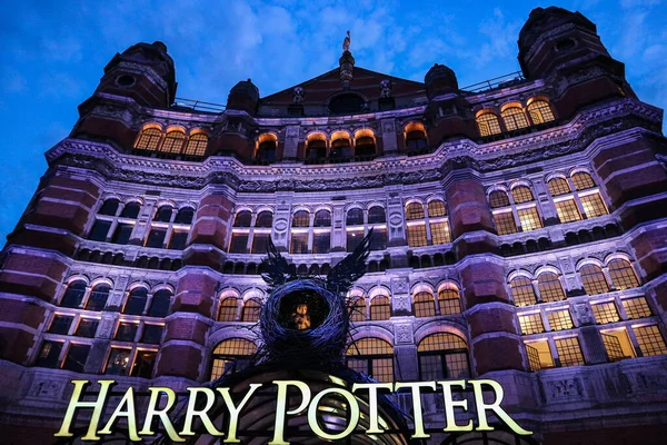 Londra, İngiltere - 10 Ağustos 2018: Harry Potter ve Lanetli Çocuk oyuncağı ile saray tiyatrosu gece binanın önünde duruyor.
