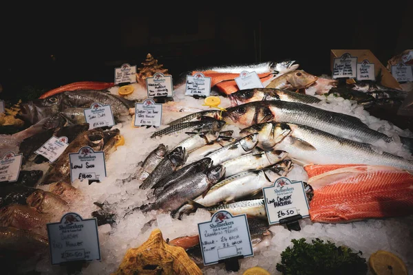 Londra, İngiltere - 11 Ağustos 2018: Londra Borough Market 'teki buzda taze balık