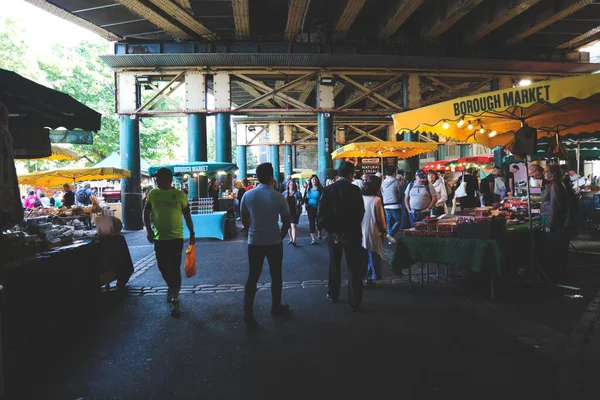 Londýn Anglie Srpna 2018 Lidé Nakupují Procházejí Borough Market Londýn — Stock fotografie