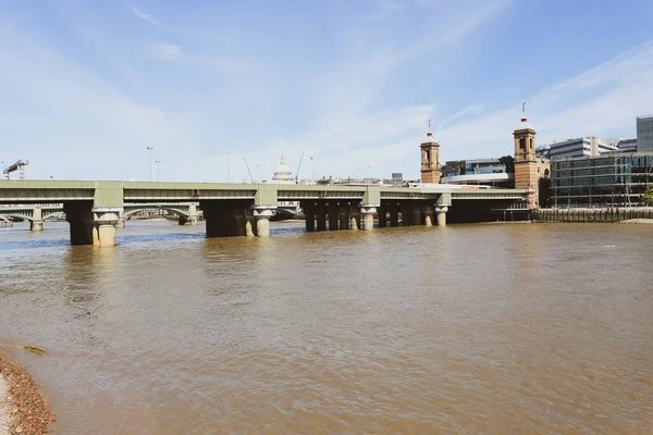 Лондон Англия Августа 2018 Года Один Многих Лондонских Мостов Проходящих — стоковое фото