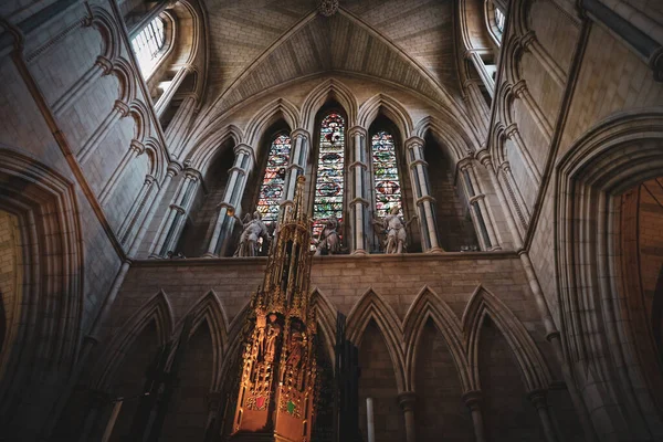 Londra, İngiltere - 11 Ağustos 2018: Southwark Katedrali 'ndeki muhteşem gotik kemerler ve pencereler, Londra