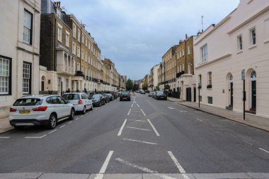 Londra, İngiltere - 12 Ağustos 2018: Harika, eski Londra caddeleri güzel evler dizili