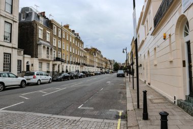 Londra, İngiltere - 12 Ağustos 2018: Harika, eski Londra caddeleri güzel evler dizili