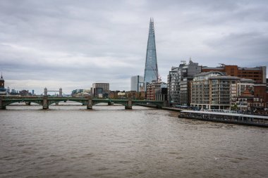 Londra, İngiltere - 12 Ağustos 2018: Muhteşem Londra şehri manzarası şehrin ufuk çizgisi ve Thames nehri üzerinde ünlü gökdeleni 