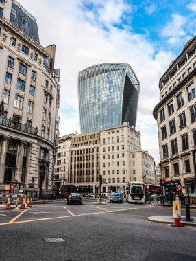 Londra, İngiltere - 12 Ağustos 2018 Modern gökdelenlerden biri The Walkie Talkie Londra şehir binalarının üzerinde yükseliyor
