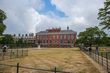 Londra, İngiltere - 12 Ağustos 2018: Muhteşem Kensington Sarayı, bir zamanlar kraliyet ailesinin ikametgahı