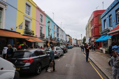 Londra, İngiltere - 13 Ağustos 2018: Picturesque Notting Hill ve Portobello Yolu, renkli evleri ve işlek caddeleri olan romantik filmleriyle ünlüdür.