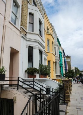 Londra, İngiltere - 13 Ağustos 2018: Resimli Notting Hill renkli cepheli evler, popüler turizm beldesi