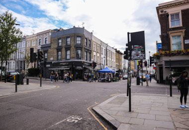 Londra, İngiltere - 13 Ağustos 2018 Notting Hill 'deki Portobello Yolu' nda canlı atmosferi olan harika, renkli sokaklar.