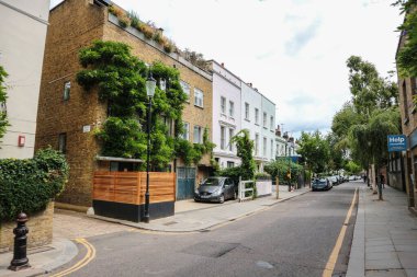 Londra, İngiltere - 13 Ağustos 2018 Londra 'nın Notting Hill' deki OWonderful caddeleri renkli evler ve bitki örtüsü süslemeli bahçeler 