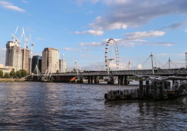 Londra, İngiltere - 13 Ağustos 2018: Londra Gözü, popüler dönme dolap Thames nehri üzerinde yaz günbatımı güneşiyle aydınlanıyor