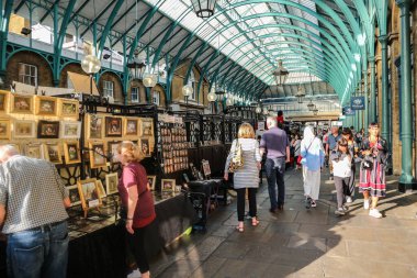 Londra, İngiltere - 13 Ağustos 2018: Covent Garden Market, Londra 'da insanlar alışveriş yapıyor