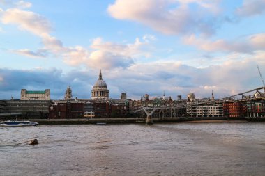 Londra, İngiltere - 13 Ağustos 2018 Thames nehri kıyısından gözlenen muhteşem St. Paul katedrali ve Londra binaları gün batımı gökyüzünün altında