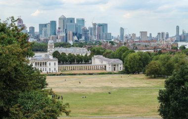 Londra, İngiltere - 15 Ağustos 2018: Londra şehir panoraması ve ilk planda Greenwich 'ten çekilen donanma üniversitesi