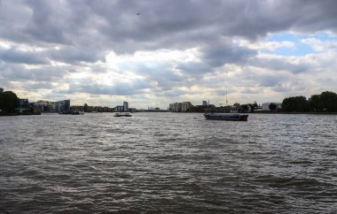 Londra, İngiltere - 15 Ağustos 2018 Londra şehri ve Thames nehri üzerinde bulutlu gökyüzünde oluşan Tanrı ışınları