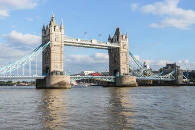 Londra, İngiltere - 16 Ağustos 2018 Londra 'nın en popüler mimari merkezlerinden biri, Thames Nehri' ni geçen Kule Köprüsü.