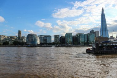 Londra, İngiltere - 16 Ağustos 2018: Londra 'daki Thames nehri kıyısı etrafında yürüyüş