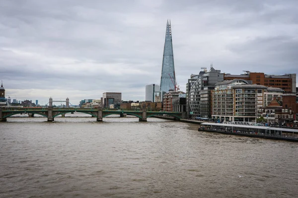 2018年8月12日 有名な高層ビル シャード を持つ素晴らしいロンドンの街のパノラマ都市のスカイラインとテムズ川の上に高く — ストック写真