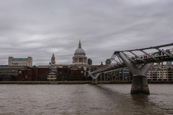 London England Augusti 2018 Fantastisk Modern Arkitektur Milleniumbron Som Leder — Stockfoto