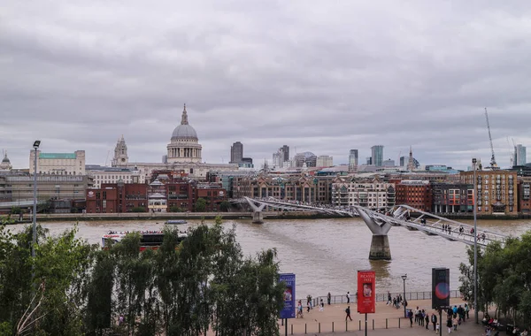 Londra Ngiltere Ağustos 2018 Millenium Köprüsü Paul Katedrali Gibi Ünlü — Stok fotoğraf