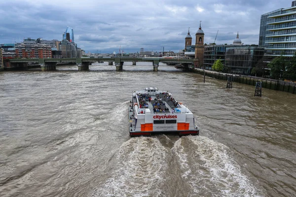 Лондон Англия Августа 2018 Года Люди Наслаждаются Круизной Прогулкой Темзе — стоковое фото