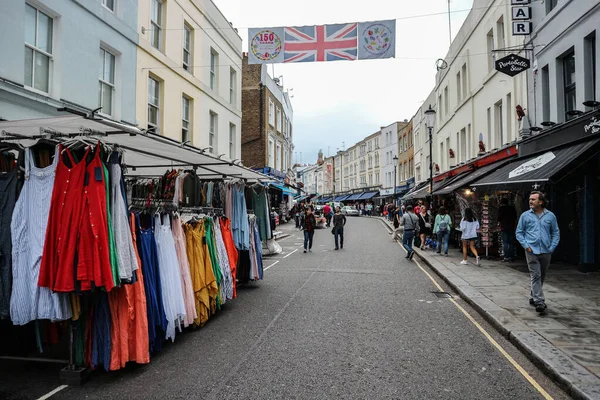 Londra, İngiltere - 13 Ağustos 2018: Picturesque Notting Hill ve Portobello Yolu, ünlü romantik filmde açık sokak pazarı gösterildi. 