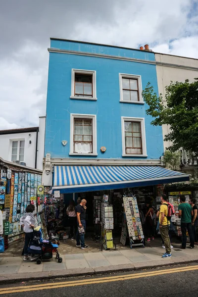 Londra, İngiltere - 13 Ağustos 2018: Portobello Yolu 'ndaki pek çok küçük dükkandan biri, çok sayıda dükkan penceresi ve kahve dükkanı var.