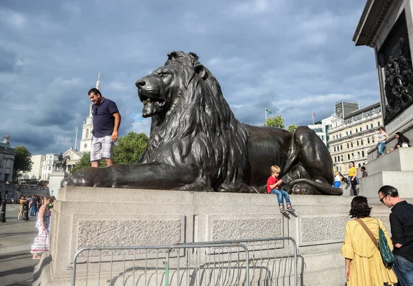 Londres Inglaterra Agosto 2018 Gente Disfrutando Trafalgar Square Subiendo Las — Foto de Stock
