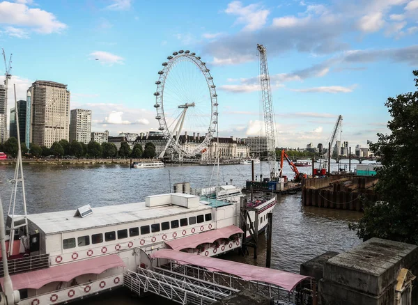 2018年8月13日 ロンドン テムズ川の夏の夕日に照らされた観覧車 停泊船がある港 — ストック写真