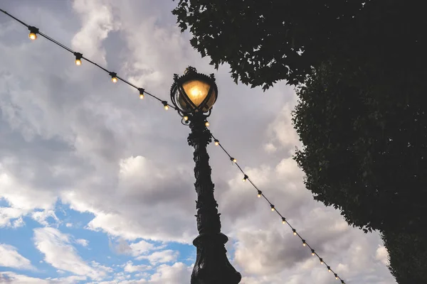 Laternenpfahl Mit Eingeschaltetem Licht Auf Dem Gehweg Der Themse Vor — Stockfoto