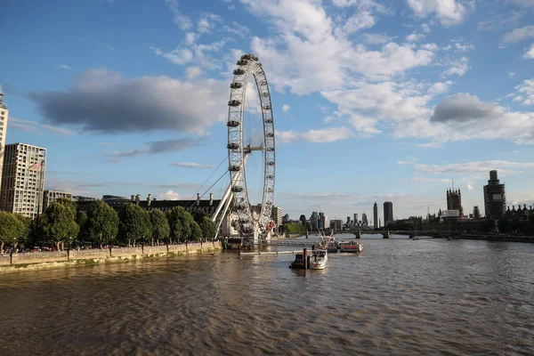 ロンドン イギリス 2018年8月13日 テムズ川の夏の夕日に照らされた人気の観覧車ロンドン アイは 最も有名な観光スポットの1つとして上昇しています — ストック写真