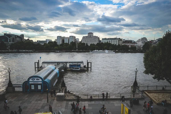 Londres Inglaterra Agosto 2018 Magnífico Atardecer Nublado Sobre Río Támesis —  Fotos de Stock