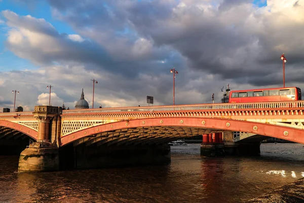 Londres Inglaterra Agosto 2018 Blackfriars Ponte Rodoviária Iluminados Pelo Incrível — Fotografia de Stock