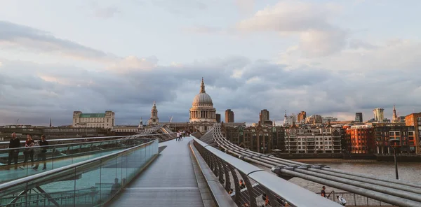 Londra, İngiltere - 13 Ağustos 2018 Milenyum Köprüsü 'nden gözlenen muhteşem St. Paul katedrali ve Londra binaları yaz günbatımının altın saatleri sırasında