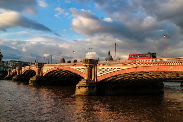 Лондон Англия Августа 2018 Года Пешеходный Автомобильный Мост Блэкфрайарс Освещается — стоковое фото