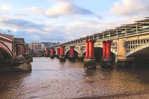 Londen Engeland Augustus 2018 Blackfriars Spoorbrug Verlicht Door Geweldige Zomerzon — Stockfoto