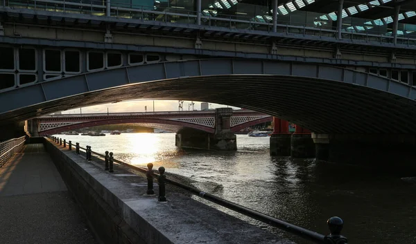 Londres Inglaterra Agosto 2018 Blackfriars Puente Ferroviario Iluminado Por Increíble — Foto de Stock