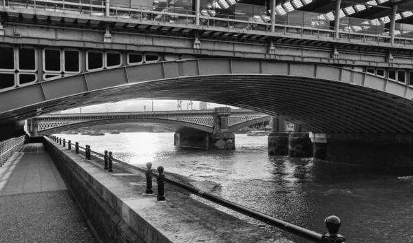 London England Augusti 2018 Blackfriars Järnvägsbro Upplyst Fantastisk Sommarsol Vid — Stockfoto