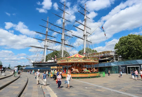 Londra, İngiltere - 15 Ağustos 2018: Ünlü Cutty Sark 'ın önünde çocuklar atlıkarınca, Greenwich donanma müzesi ve üniversite önünde yelkenli gemi
