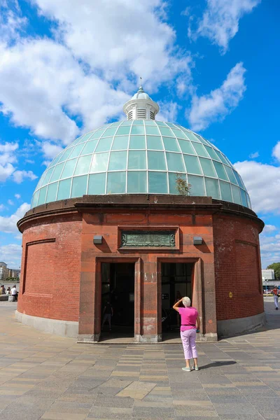 Londra, İngiltere - 15 Ağustos 2018: Greenwich Foot Tüneli Güney, Thames nehrinin altından geçen ayak tüneline giriş, Greenwich 'ten Londra şehrine giden yolu gösteriyor.