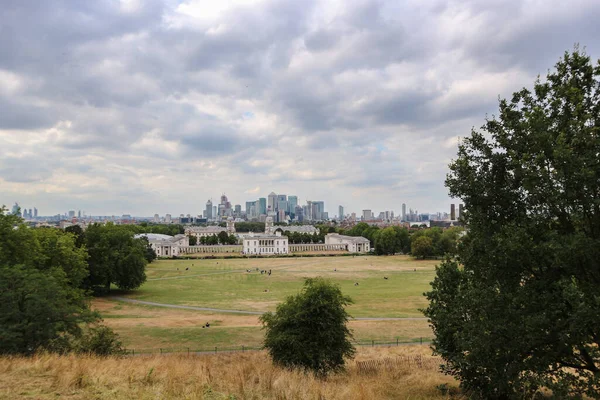 Londra, İngiltere - 15 Ağustos 2018: Londra şehir panoraması ve ilk planda Greenwich 'ten çekilen donanma üniversitesi