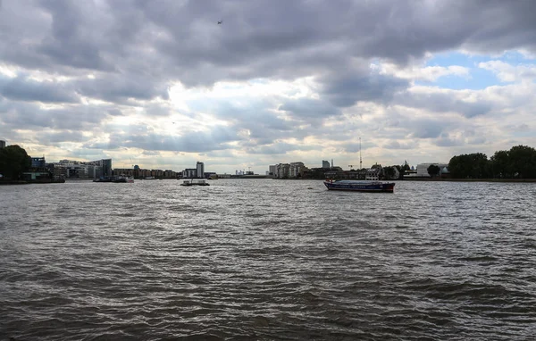 Londres Inglaterra Agosto 2018 Rayos Dios Forman Cielo Nublado Sobre — Foto de Stock