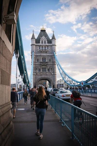 Londen Engeland Augustus 2018 Mensen Lopen Tower Bridge Londen Een — Stockfoto