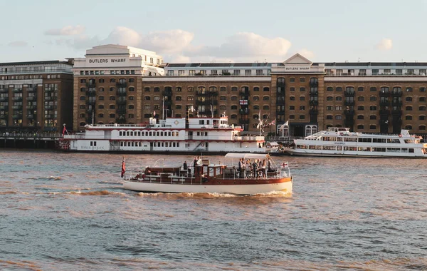 Лондон Англия Август 16H 2018 Корабль Людьми Палубе Круизы Темзе — стоковое фото